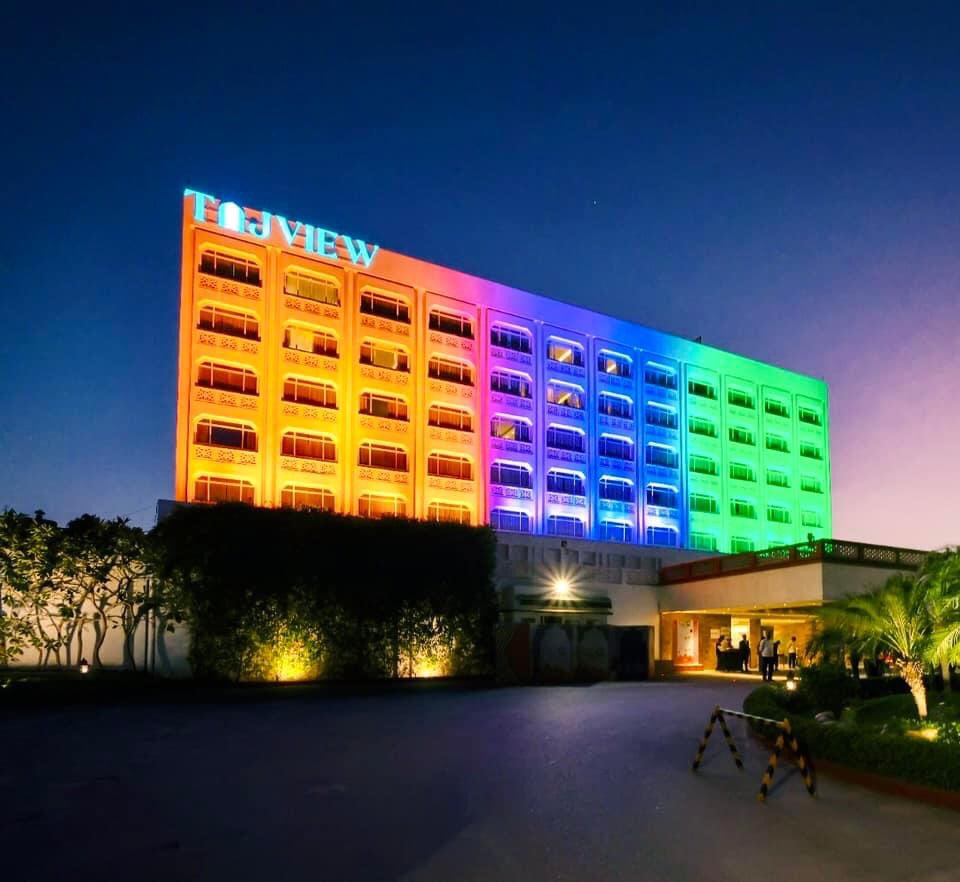 TajviewAgra's tweet photo. #HappyIndependenceDay Immerse yourself in the spirit of patriotism and unity with the hues of Tri-colour at Tajview Agra. Let's honor the diversity and vibrancy of our nation as we remember our journey towards freedom. Happy Independence Day! 

#TajviewAgra #BlissfulRetreat https://t.co/HVZKN0lAcF