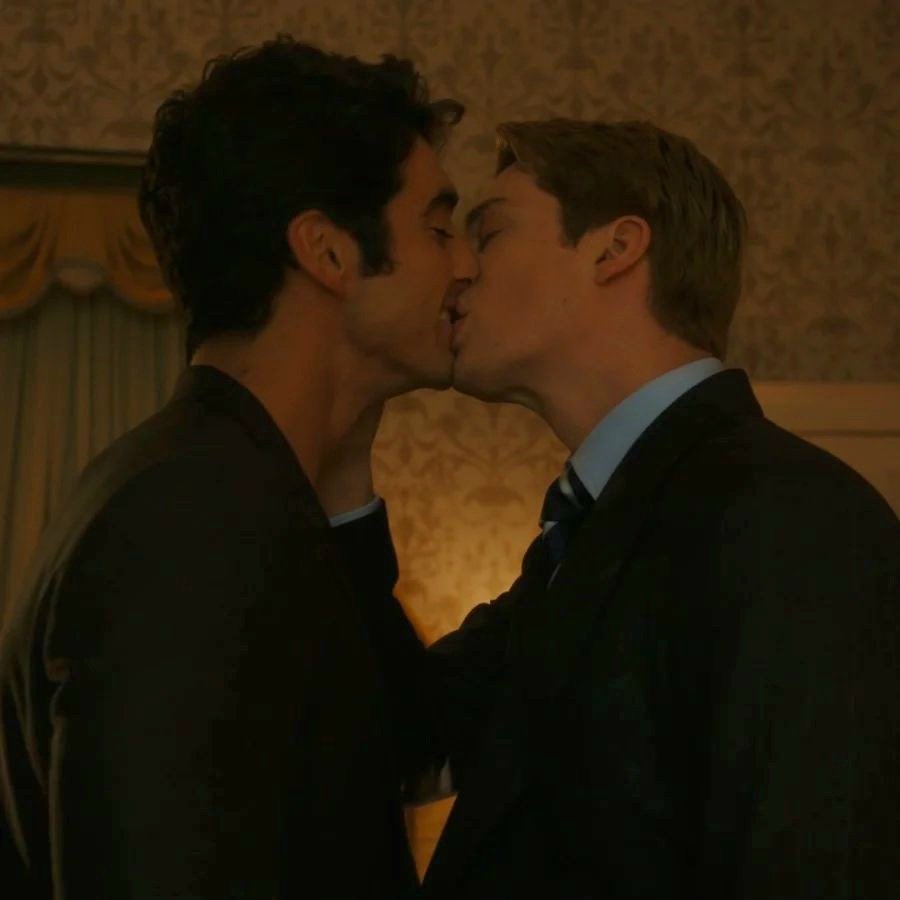alexgcdiaz's tweet photo. alex is smiling into the kiss someone please sedate me https://t.co/aqOT8h1x8Q