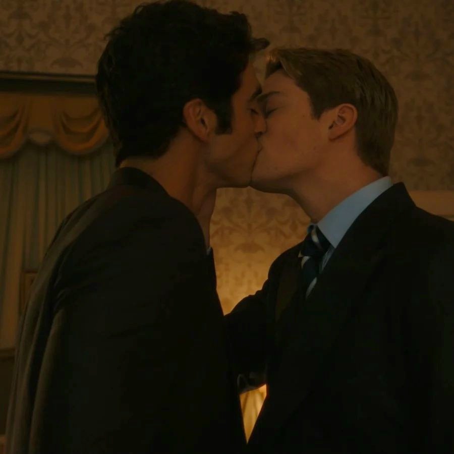 alexgcdiaz's tweet photo. alex is smiling into the kiss someone please sedate me https://t.co/aqOT8h1x8Q