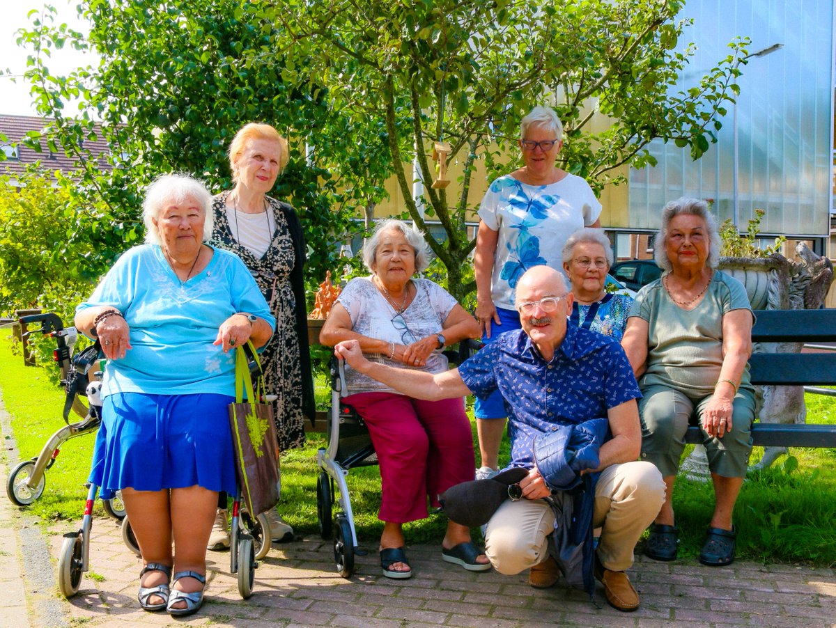 gemNissewaard's tweet photo. Vandaag is de Nationale herdenking einde Tweede Wereldoorlog in Nederlands-Indië. Het college van B&amp;W staat hierbij stil bij Rumah Oost-West in Spijkenisse. Ook zijn het stadhuis, het Baljuwplein, Theater de Stoep en de oude haven van Spijkenisse rood, wit, blauw gekleurd. https://t.co/VACrEoIulm