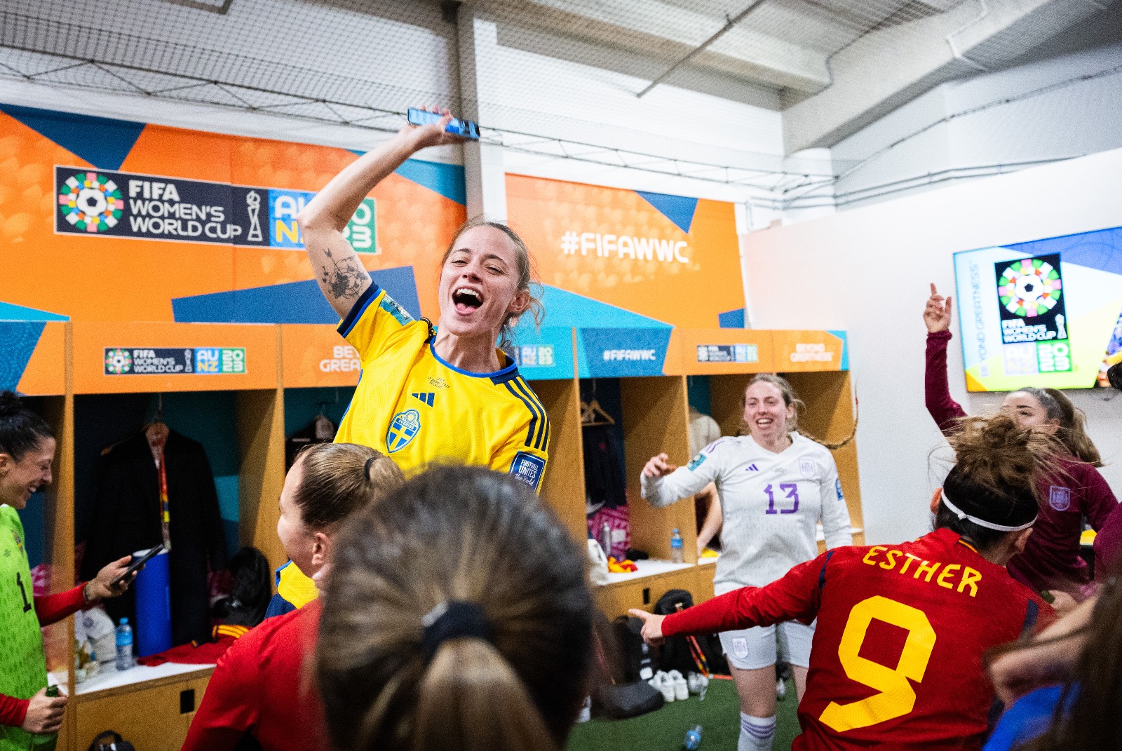 Enith Salón (atrás derecha) celebra la clasificación de España para la final. (Foto: Selección Española)