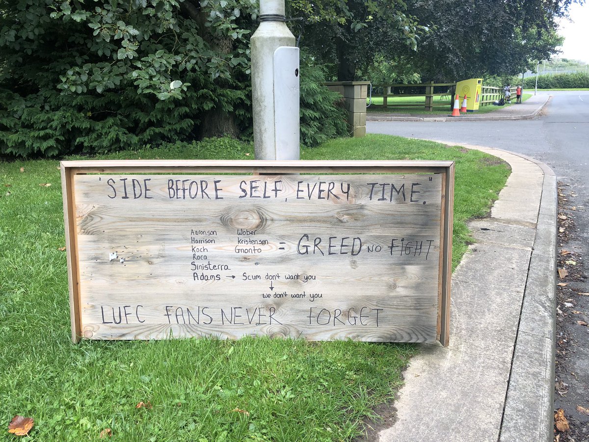 smisles98's tweet image. A message to the players has just been left outside Leeds United’s Thorpe Arch training ground for the squad to read on the way out after todays training. 

Side before self, every time.

#LUFC
