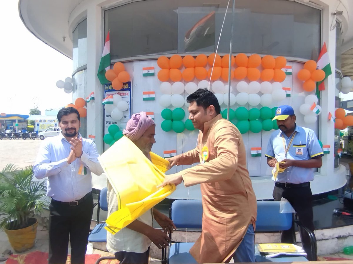 OSTSKANTI's tweet photo. On the Occasion of #77thIndependenceDay,
 We hosted #Flag and took #oath also tribute to our #farmers .
 
#ostakanti #petrolpump #freedomfest #indianflag #tricolour

@BPCLRetail @BpclPrayagraj https://t.co/7Cu7jqGFv5