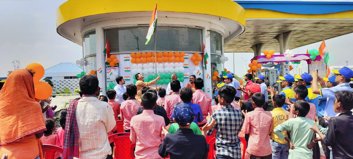 OSTSKANTI's tweet photo. On the Occasion of #77thIndependenceDay,
 We hosted #Flag and took #oath also tribute to our #farmers .
 
#ostakanti #petrolpump #freedomfest #indianflag #tricolour

@BPCLRetail @BpclPrayagraj https://t.co/7Cu7jqGFv5