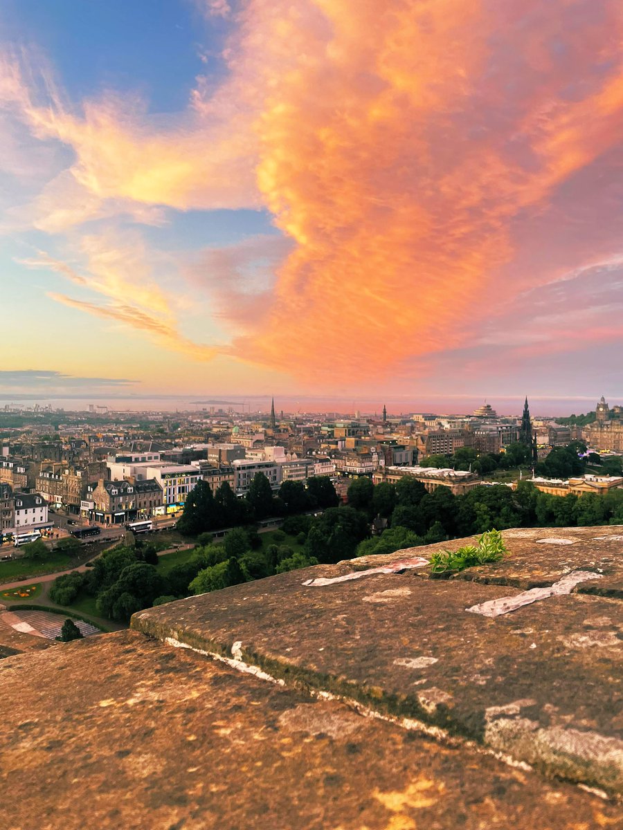 LyndsayyHopperr's tweet image. Last ever castle standby before I transfer out of the city 😭 just one of the many things I’m going to miss from working in Edinburgh 🚒 @scotfire_Edin #EdinTattoo #firefighter #perksofthejob #movingon