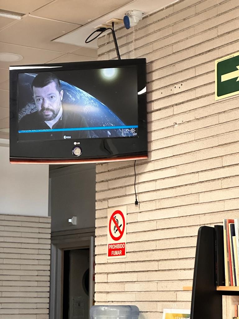 Este fin de semana tocó dar otro pasito adelante: mi primera entrevista en TV tras el infarto cerebral, en Canal Sur Noticias <a href="/CSurNoticias/">CanalSurNoticias</a> y para hablar sobre las #Perseidas. Gracias a que tuve el acierto de montar mi propio estudio de audio y video en casa durante la pandemia(