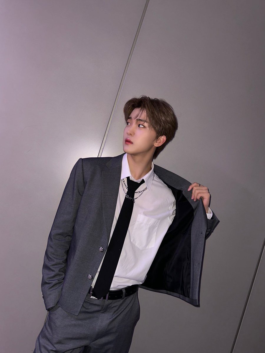 [#도현]
오늘 스페셜 스테이지 잘 보셨나요? 
오늘 하루 정말 행복했어요
좋은 밤 되세요!🎱 

#루네이트 #LUN8