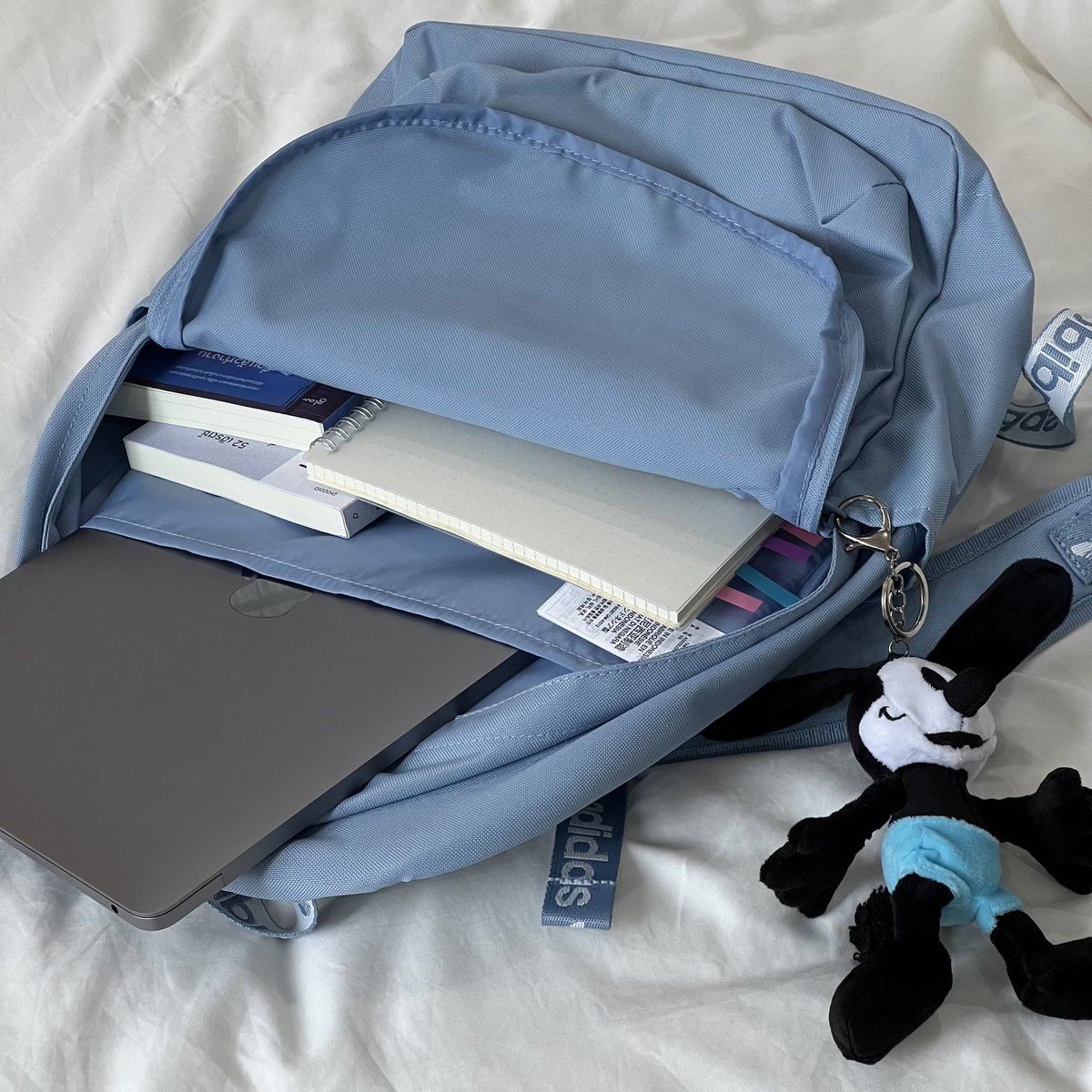 กระเป๋าเป้ adidas อันนี้น่ารักมากกกก เป็นสีฟ้าที่ถูกต้อง baby blue สุดๆๆ ราคาน่ารักด้วย จุมาก ขนาดพอดี น่ารัก💘🥣