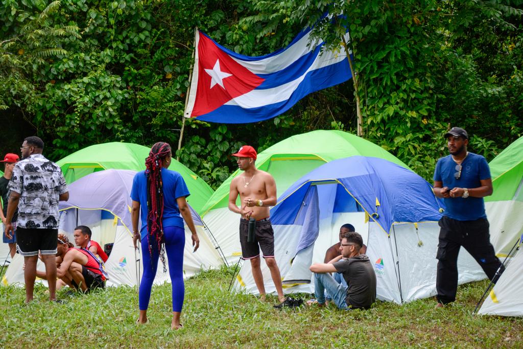 Unos 100 jóvenes de #Artemisa, junto a la máxima dirección de <a href="/UJCdeCuba/">UJC de Cuba</a>, ascendió el a la loma El Taburete, para reafirmar el compromiso con la #Revolución, al pie del monumento que evoca el lugar donde se prepararon #CheVive y los guerrilleros para #Bolivia
📸 <a href="/CubaenFotos/">Roberto Suárez 🇨🇺</a>