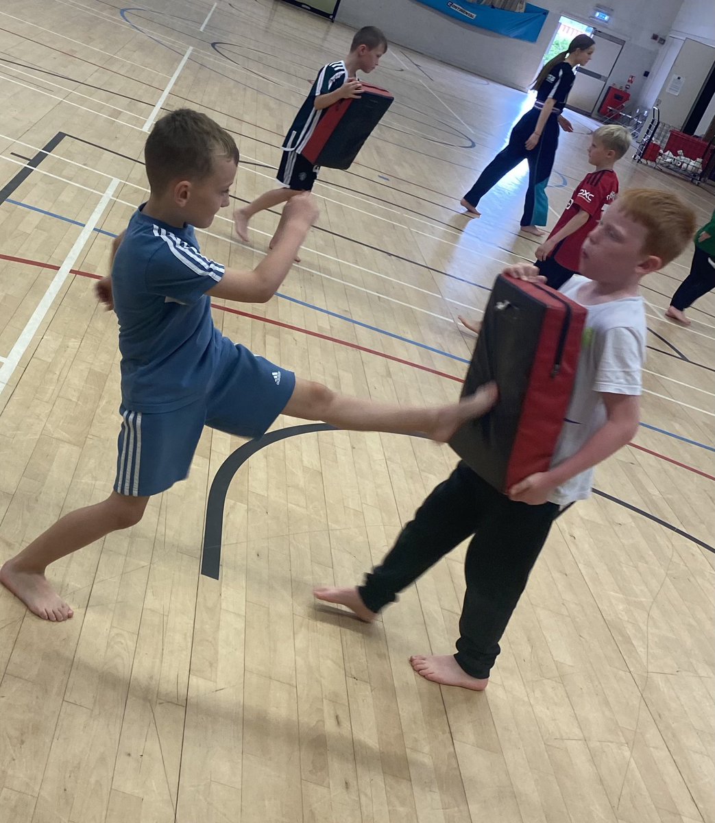 Afternoon session of kickboxing on todays multi sports camp in partnership with @Fuel_4_Fun here at #astleysportsvillage & @RSHS_HighSchool #HAF23 #dukinfield #tameside @SPT_Community