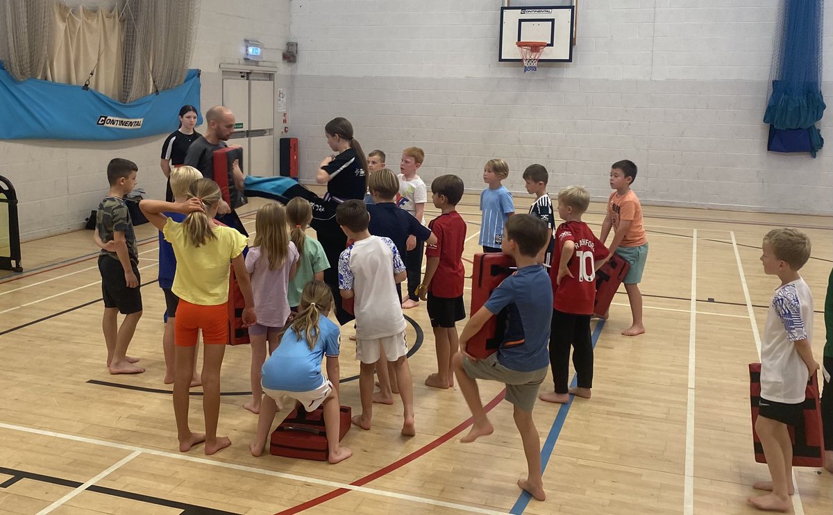 fcmfnre_network's tweet photo. Afternoon session of kickboxing on todays multi sports camp in partnership with @Fuel_4_Fun here at #astleysportsvillage &amp; @RSHS_HighSchool #HAF23 #dukinfield #tameside @SPT_Community https://t.co/CoRkhAS66N