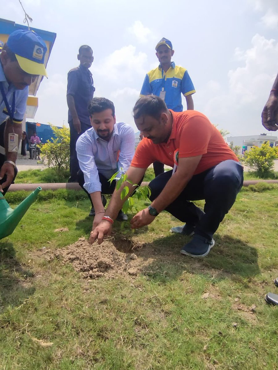 OSTSKANTI's tweet photo. On the Occasion of #77thIndependenceDay,
 We hosted #Flag and took #oath also did #plantation.

#ostakanti #petrolpump #freedomfest #indianflag #tricolour

@BPCLRetail @BpclPrayagraj https://t.co/G7PxxShWHq