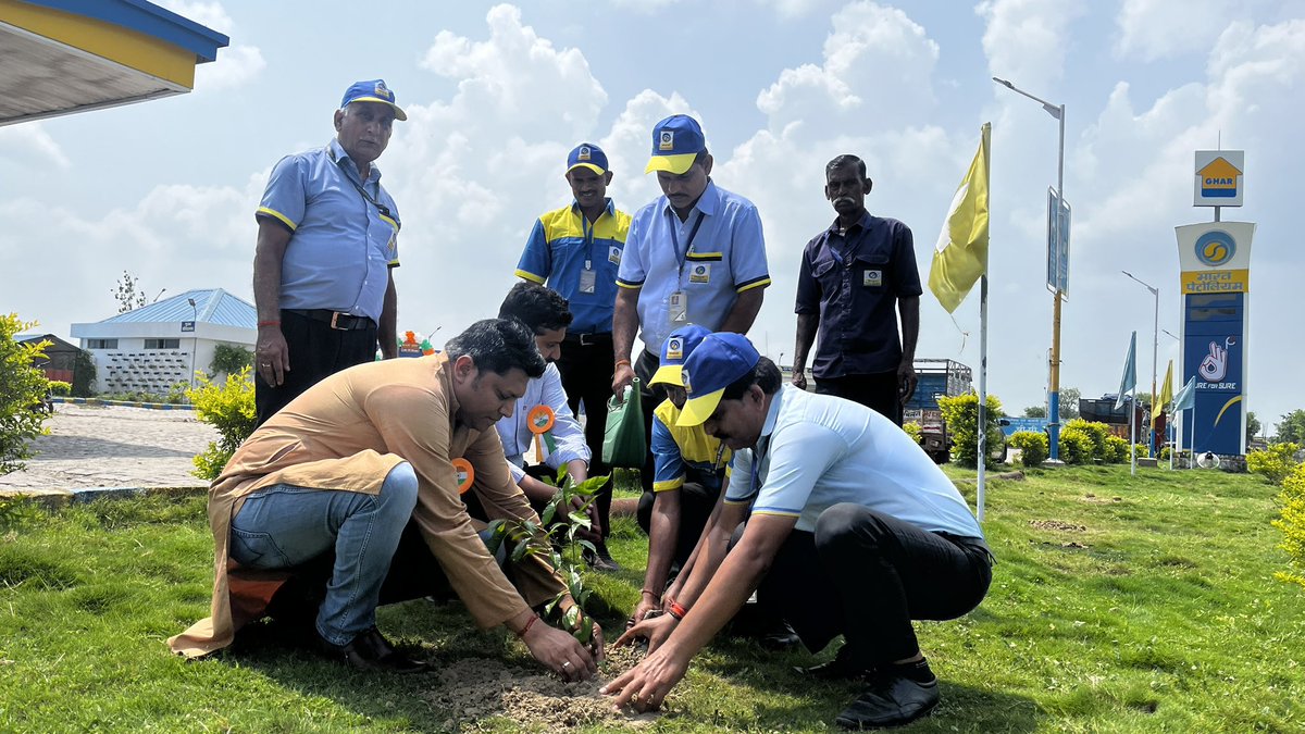OSTSKANTI's tweet photo. On the Occasion of #77thIndependenceDay,
 We hosted #Flag and took #oath also did #plantation.

#ostakanti #petrolpump #freedomfest #indianflag #tricolour

@BPCLRetail @BpclPrayagraj https://t.co/G7PxxShWHq
