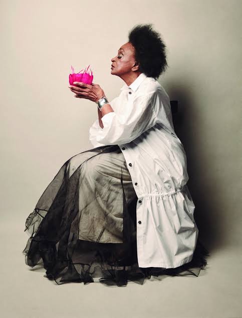 Que perda gigante tivemos. Léa Garcia nos deixou aos 90 anos, sendo uma das atrizes que transformou as artes cênicas e a teledramaturgia. 

Foi Abdias Nascimento, criador do Teatro Experimental do Negro (TEN), que a convidou para fazer teatro. Depois disso, ela nunca mais parou.