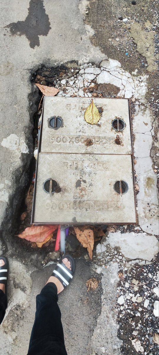 monishnagpal's tweet photo. @NMMCCommr @reliancejio ofc laid and this is how the contractors do the job. Pity https://t.co/o8pFhS3sKU