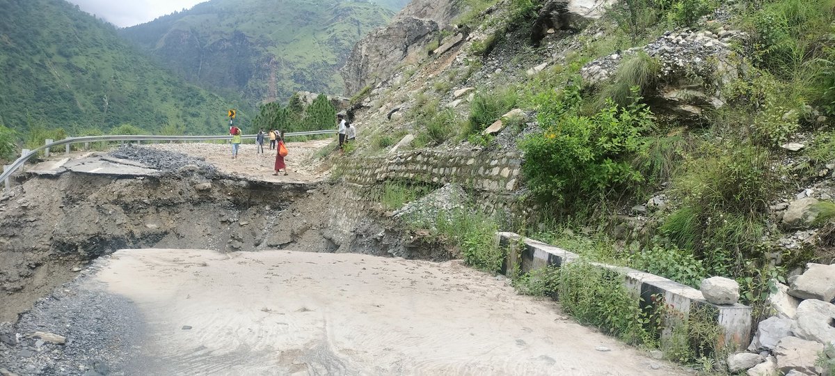 Sakshi01867719's tweet photo. We are stuck on the roads of Uttarakhand (between joshimath to Pipalkoti) since 24 hrs. The road is broken, there are no workers working to build the roads, People are starving, there is no place to stay. @PMOIndia Please help all the people reach Haridwar Safely soon. https://t.co/XhOPP3m8ij