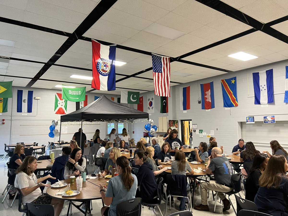MsContrades's tweet photo. So excited to welcome teachers back today! #NHELeadersShine https://t.co/DkqUsyQKQ5