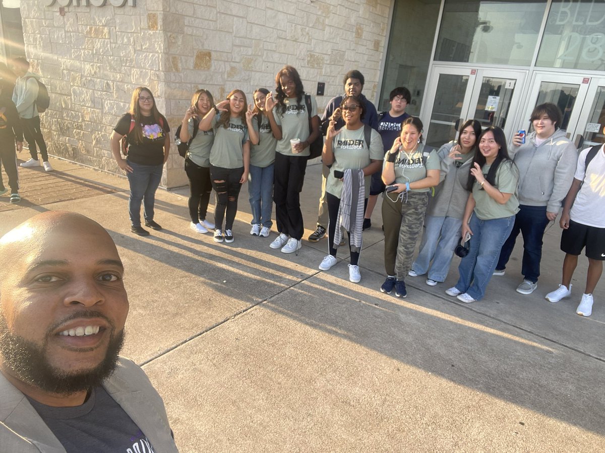 MrSmithTxEdu's tweet photo. Who doesn’t love the first day of school??! The tradition continues #FirstDaySelfie #WeAreCR https://t.co/3xJlOOW1Qu