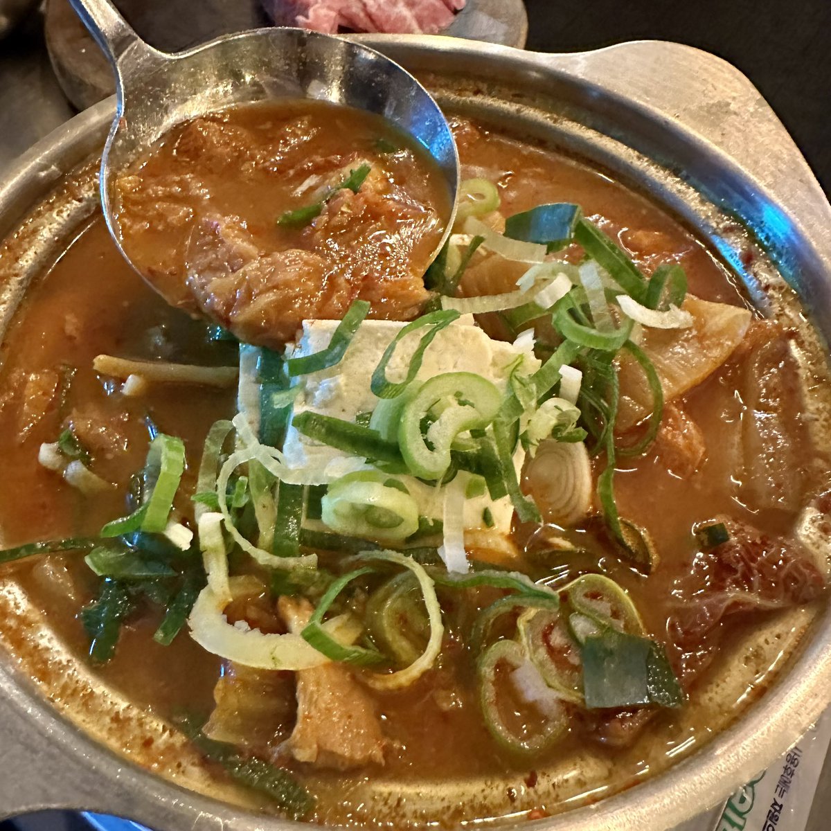 letstalkaboutKR's tweet photo. ใครอยากกินหมูย่างฟินๆที่เกาหลี ปักหมุดที่นี่เลย ร้านหมูทอง (금돼지식당) ร้านนี้ดังมาก ดาราไอดอลคนดังไปกินกันเยอะมาก จองกุก จีมิน BTS ก็เคยมา พี่จุน น้องฮุน EXO คือมากันเยอะมาก ลายเซ็นเต็มร้านไปเล้ยยย ได้มิชลินไกด์2023ด้วยนะ 
แอดชอบมาก หมูคุณภาพดีจริง อร่อยทั้งสามชั้น สันคอ ชิ้นใหญ่ หนานุ่ม จุ๊ยส์ซี่สุดๆ กิมจิชิเกก็คือนัวมาก สั่งมากินกับหมูเข้ากันมาก หนังหมูก็อร่อย แต่ถ้าใครจะสั่งหนังหมูคือเค้าจะย่างหมูให้เสร็จก่อน เค้าถึงจะเอาหนังหมูมาย่างเป็นอันสุดท้าย เพราะถ้าย่างหนังหมูแล้วเตาจะมีพวกคราบน้ำมันใดใด เลยต้องรอให้ย่างหมูให้หมดก่อนงี้ ร้านนี้ดีจริงต้องไปลองๆๆ 

#รีวืวเกาหลี