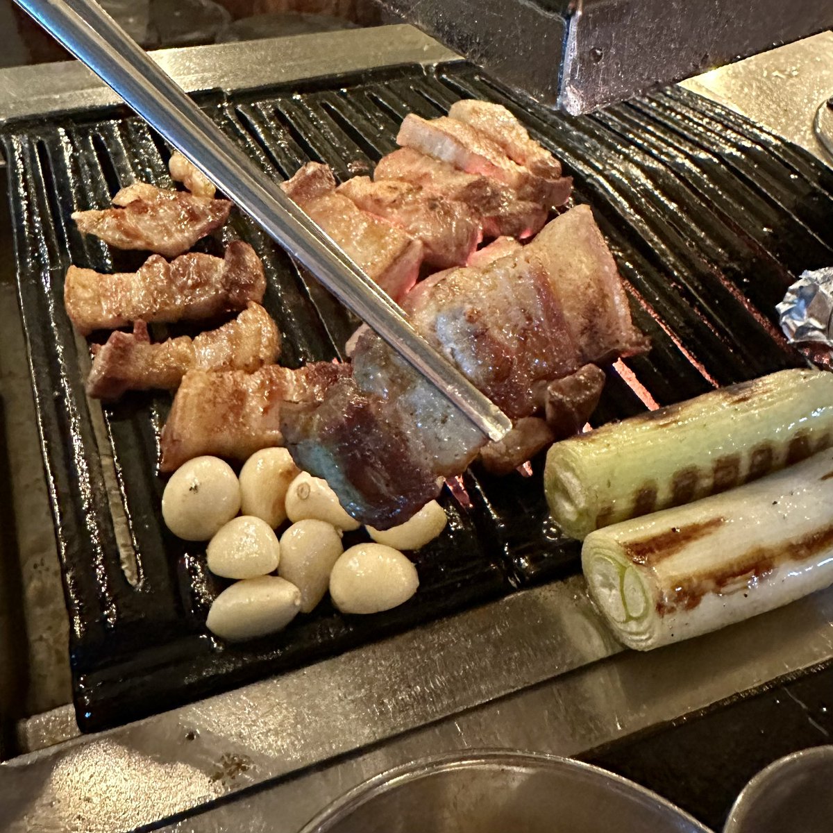 letstalkaboutKR's tweet photo. ใครอยากกินหมูย่างฟินๆที่เกาหลี ปักหมุดที่นี่เลย ร้านหมูทอง (금돼지식당) ร้านนี้ดังมาก ดาราไอดอลคนดังไปกินกันเยอะมาก จองกุก จีมิน BTS ก็เคยมา พี่จุน น้องฮุน EXO คือมากันเยอะมาก ลายเซ็นเต็มร้านไปเล้ยยย ได้มิชลินไกด์2023ด้วยนะ 
แอดชอบมาก หมูคุณภาพดีจริง อร่อยทั้งสามชั้น สันคอ ชิ้นใหญ่ หนานุ่ม จุ๊ยส์ซี่สุดๆ กิมจิชิเกก็คือนัวมาก สั่งมากินกับหมูเข้ากันมาก หนังหมูก็อร่อย แต่ถ้าใครจะสั่งหนังหมูคือเค้าจะย่างหมูให้เสร็จก่อน เค้าถึงจะเอาหนังหมูมาย่างเป็นอันสุดท้าย เพราะถ้าย่างหนังหมูแล้วเตาจะมีพวกคราบน้ำมันใดใด เลยต้องรอให้ย่างหมูให้หมดก่อนงี้ ร้านนี้ดีจริงต้องไปลองๆๆ 

#รีวืวเกาหลี