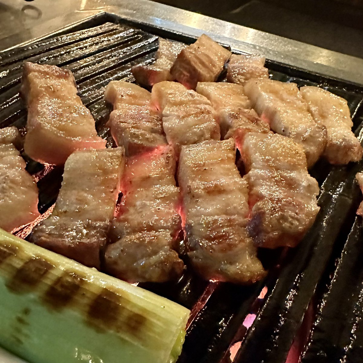 letstalkaboutKR's tweet photo. ใครอยากกินหมูย่างฟินๆที่เกาหลี ปักหมุดที่นี่เลย ร้านหมูทอง (금돼지식당) ร้านนี้ดังมาก ดาราไอดอลคนดังไปกินกันเยอะมาก จองกุก จีมิน BTS ก็เคยมา พี่จุน น้องฮุน EXO คือมากันเยอะมาก ลายเซ็นเต็มร้านไปเล้ยยย ได้มิชลินไกด์2023ด้วยนะ 
แอดชอบมาก หมูคุณภาพดีจริง อร่อยทั้งสามชั้น สันคอ ชิ้นใหญ่ หนานุ่ม จุ๊ยส์ซี่สุดๆ กิมจิชิเกก็คือนัวมาก สั่งมากินกับหมูเข้ากันมาก หนังหมูก็อร่อย แต่ถ้าใครจะสั่งหนังหมูคือเค้าจะย่างหมูให้เสร็จก่อน เค้าถึงจะเอาหนังหมูมาย่างเป็นอันสุดท้าย เพราะถ้าย่างหนังหมูแล้วเตาจะมีพวกคราบน้ำมันใดใด เลยต้องรอให้ย่างหมูให้หมดก่อนงี้ ร้านนี้ดีจริงต้องไปลองๆๆ 

#รีวืวเกาหลี