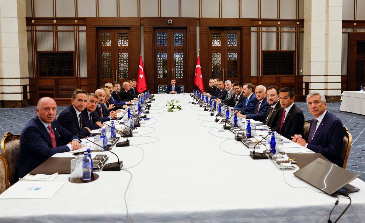 Cumhurbaşkanı Yardımcımız Sayın <a href="/_CevdetYilmaz/">Cevdet Yılmaz</a>'ın başkanlığında, Sayın Bakanlarımız ve iş dünyası temsilcilerinin katılımıyla düzenlenen Yatırım Ortamını İyileştirme Koordinasyon Kurulu (YOİKK) Toplantısına iştirak ederek, ekonomi yönetimimizin değerlendirmelerini dinledik, görüş