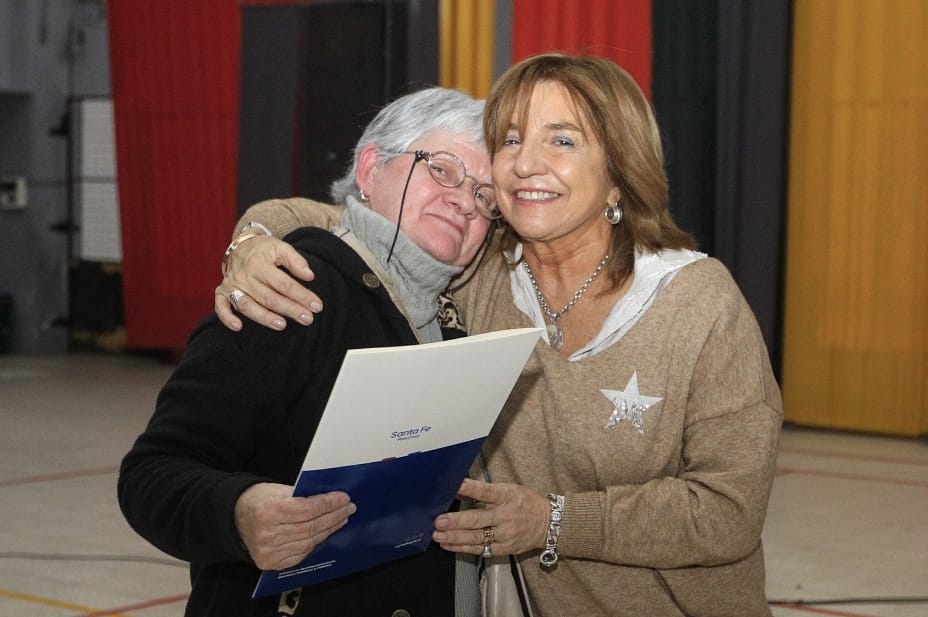 obras_desantafe's tweet photo. #Vivienda 🏘️

La ministra @silvinafrana  junto al gobernador 
@omarperotti entregaron escrituras a 1⃣8⃣0⃣ familias de distintos barrios de la ciudad de Santa Fe.

👨‍👩‍👧 Nuevas familias cumplen el sueño de su #CasaPropia. https://t.co/zwAmV2xzke