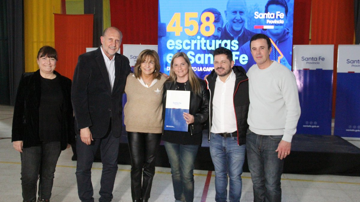 obras_desantafe's tweet photo. #Vivienda 🏘️

La ministra @silvinafrana  junto al gobernador 
@omarperotti entregaron escrituras a 1⃣8⃣0⃣ familias de distintos barrios de la ciudad de Santa Fe.

👨‍👩‍👧 Nuevas familias cumplen el sueño de su #CasaPropia. https://t.co/zwAmV2xzke