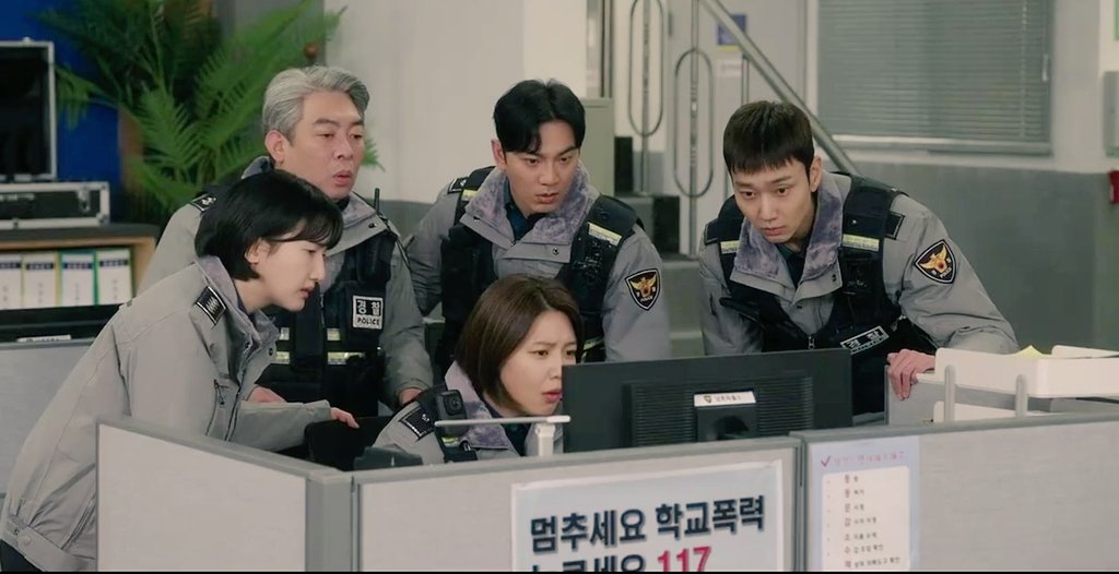fangirl_ahjumma's tweet photo. The way they are so happy their collegue is getting beaten up HAHAHAHA this is one of my fave part of the episode. From Jin Hee getting treated as an outcast to her slowly gaining the trust of her co workers and them finding out how dedicated Jin Hee is. 

#NotOthersEp9 https://t.co/SHezClWjk4