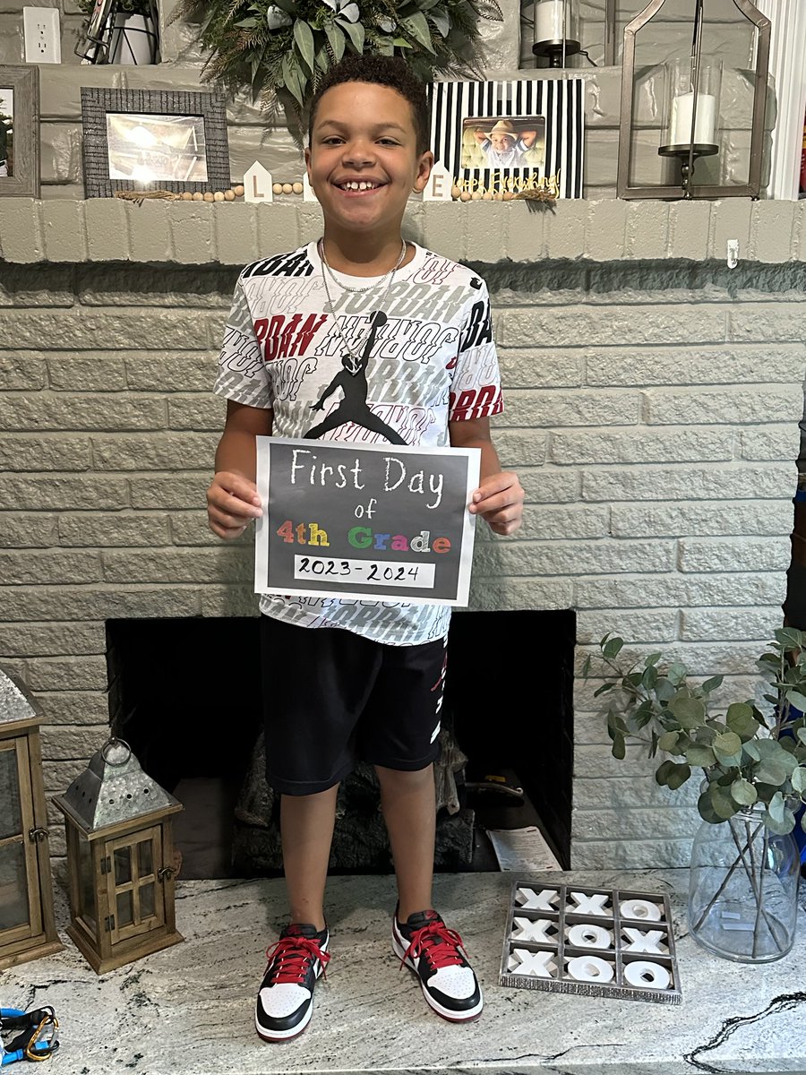 victorl129's tweet photo. #1st day of school 2023 #4th Grade😭 https://t.co/mIXMYUzqZB