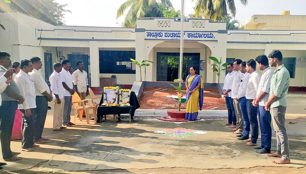TPMalavalli's tweet photo. ಮಂಡ್ಯ ಜಿಲ್ಲೆಯ ಮಳವಳ್ಳಿ ತಾಲ್ಲೂಕಿನ ತಾಲ್ಲೂಕು ಪಂಚಾಯತ್ ಆವರಣದಲ್ಲಿ 77ನೇ ಸ್ವಾತಂತ್ರ್ಯ ದಿನಾಚರಣೆ  ಆಚರಿಸಲಾಯಿತು. ಕಾರ್ಯನಿರ್ವಾಹಕ ಅಧಿಕಾರಿಗಳಾದ ಮಮತ.ಎಲ್ ಅವರು ಧ್ವಜಾರೋಹಣ ನೆರವೇರಿಸಿ. ಸ್ವಾತಂತ್ರ್ಯ ದಿನಾಚರಣೆ ಕುರಿತು ಮಾತನಾಡಿದರು. ನಂತರ "ಪಂಚ ಪ್ರಾಣ ಶಪಥ" ಪ್ರತಿಜ್ಞೆ ವಿಧಿ ಬೋಧಿಸಲಾಯಿತು.@MgnregsK @ZP_Mandya https://t.co/LzmI5HpnES