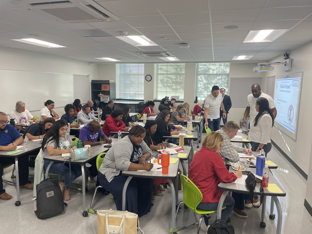 raywinkler71's tweet photo. Amazing principals working together to make a positive impact on student learning ! #HISDPROUD @HISDCentral @Dr_JDavila @HISD_Central @learngrowDC @DrLMartinezHISD #dreamteam https://t.co/nWHbca3HHg