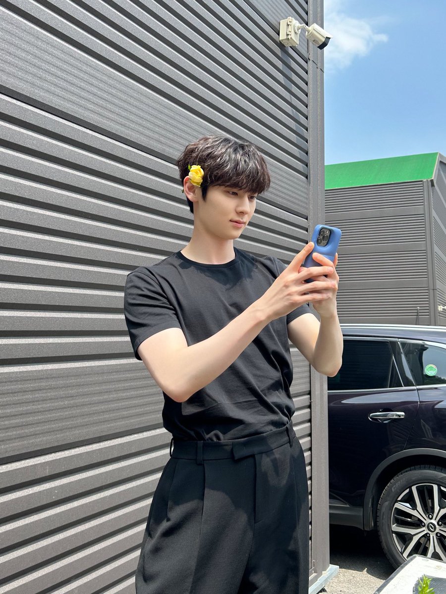 MINHYUN_PLEDIS's tweet photo. [#Moment_H] 📸

오늘도 1시간 내내 설렌 황도 손 🤚🏻
새우도 까주고 숙취해소제 종류별로 챙겨주는
다정하고 잘생긴 도하 보고 나니 🦊🧡
남은 건 또다시 기다림의 시간..😿
다음 편 빨리 주세요 현기증 나니까 🤦🏻

#황민현 #HWANGMINHYUN
#소용없어거짓말 #MyLovelyLiar https://t.co/ZoCEKjIXCT