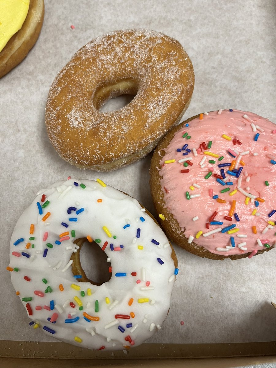 3 requirements of an effective edcamp: an open mind, fellow collaborators willing to share ideas, and a “good base” (donuts in this case) #EdCampGR