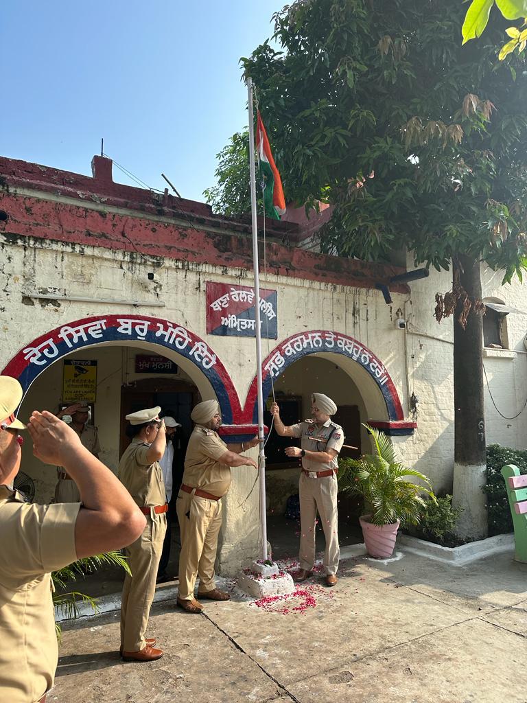 grp_punjab's tweet image. Today on 15.08 2023 Independence Day General parade is conducted and National Flag is hoisted at Police Station GRP Jalandhar, GRP Headquarters, Patiala and Amritsar
.
.
#independenceday2023 #generalparade #nationalflaghoisting #jalandharpolice #proudtobeanindian #grp #grppolice
