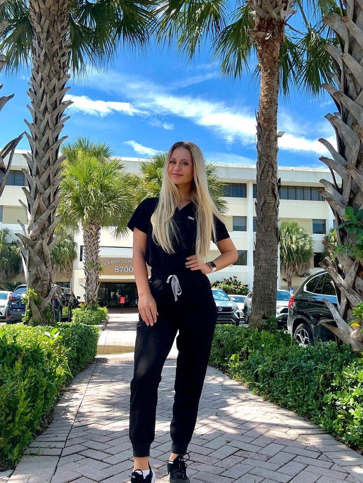 Selina, a <a href="/MacPAEP/">McMaster Physician Assistant Education Program</a> student just completed her final clerkship rotation in #dermatology in Miami☀️
.
"My advice to students entering clerkship is to keep an open mind. My favourite rotation ended up being one I did not expect!"
.
Welcome to the PA community Selina!
#CanadaNeedsPAs