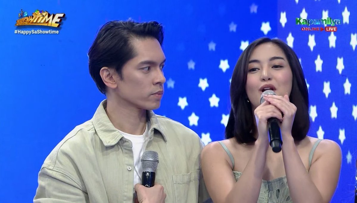 RosaNoelene's tweet image. Grabe kuya CARLO AQUINO yang tingin mo kay CHARLIE DIZON ha nakakainggit. Kung noon okay lang na single ako pero ngayon parang hindi na. Ano ba yan kuyang CARLO. #HappySaShowtime #ItsShowtimeNa 
Guys manood tayo ng THIRD WORLD ROMANCE.