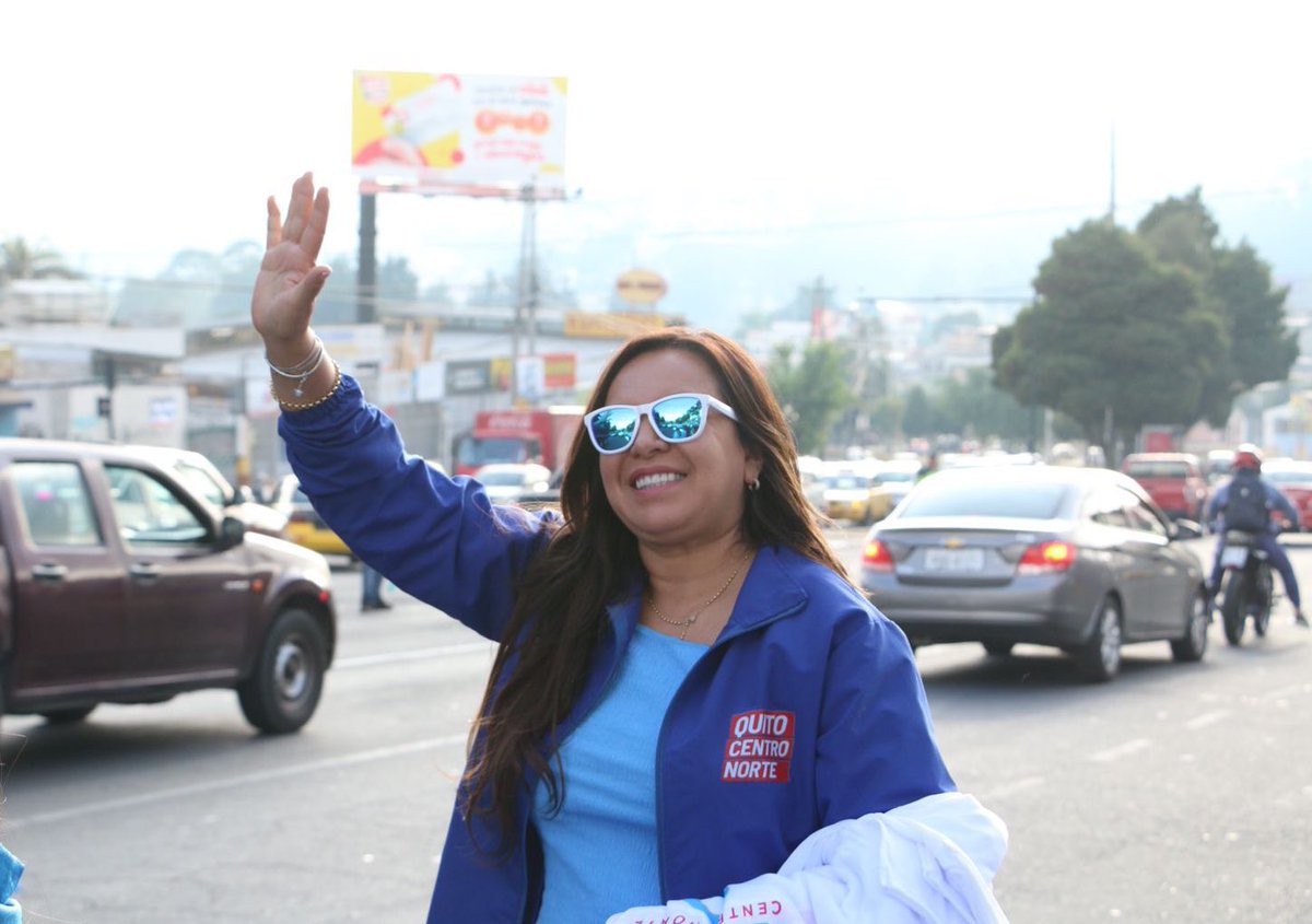LedyZunigaRC's tweet photo. ¡Feliz martes! 

#OperaciónCafé

En una semana decisiva para el país,  
desde temprano acompañamos a nuestra gente a sus labores con un café caliente que abriga aún más la esperanza por #ElResurgirDeLaPatria🇪🇨🩵♥️

#LuisaPresidenta 
@MashiRafael 
#LEDImosSeguridad
#TodoTodito5 https://t.co/bR4FXrQkcl