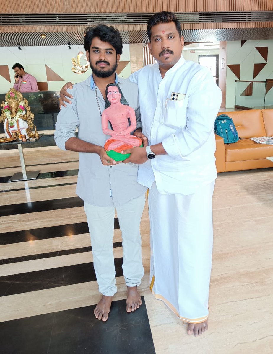 Offl_Prasanth_'s tweet photo. இன்று பழனியில் அன்பு அண்ணன் @JSKGopi அவர்களுடன் மகாவதார் பாபாஜி...🙏❤️🤘
#Rajinikanth #SuperstarRajinikanth #48YearsOfRAJINISM #48YearsofSuperstar #48YearsofRajinikanth #JailerBORampage #21YearsOFBaba #Jailer
@rajinikanth @ash_rajinikanth @DrRGAnandIND @RaArjunamurthy https://t.co/KsBoTRaw3j