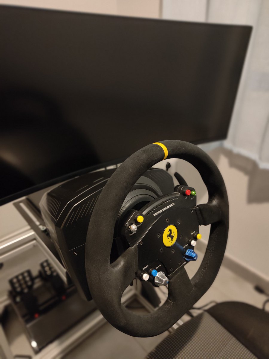 Bueno Twitter Simuladores, con mucha pena llega el momento que he ido retrasando desde hace +1 año... Y es que tenía la experiencia de volver a poder competir, pero me ha surgido una emergencia económica en mi casa y necesito el dinero...
Asi, pongo a la venta todo mi simulador..