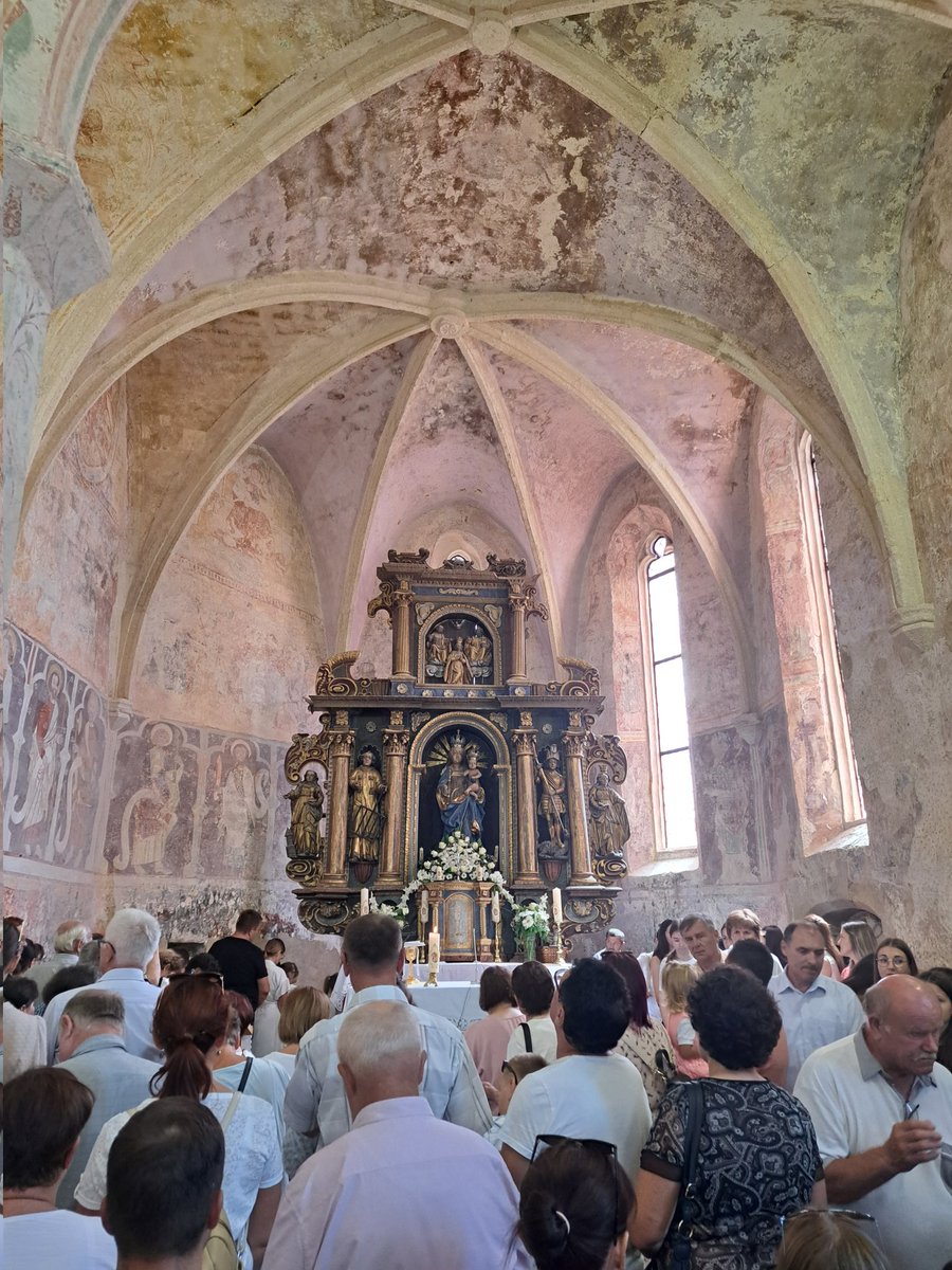 TusekZarko's tweet photo. Blagdan Uznesenja Blažene Djevice Marije - Velika Gospa, 
u svetištu Majke Božje Gospe.
Uspomene iz djetinjstva naviru.
Puno dragih ljudi i prijatelja,
u biseru hrvatske kršćanske kulture i tradicije.
#lobor #majkabožjagorska #velikagospa #hrvatskozagorje https://t.co/ZsjXx8Y4vr