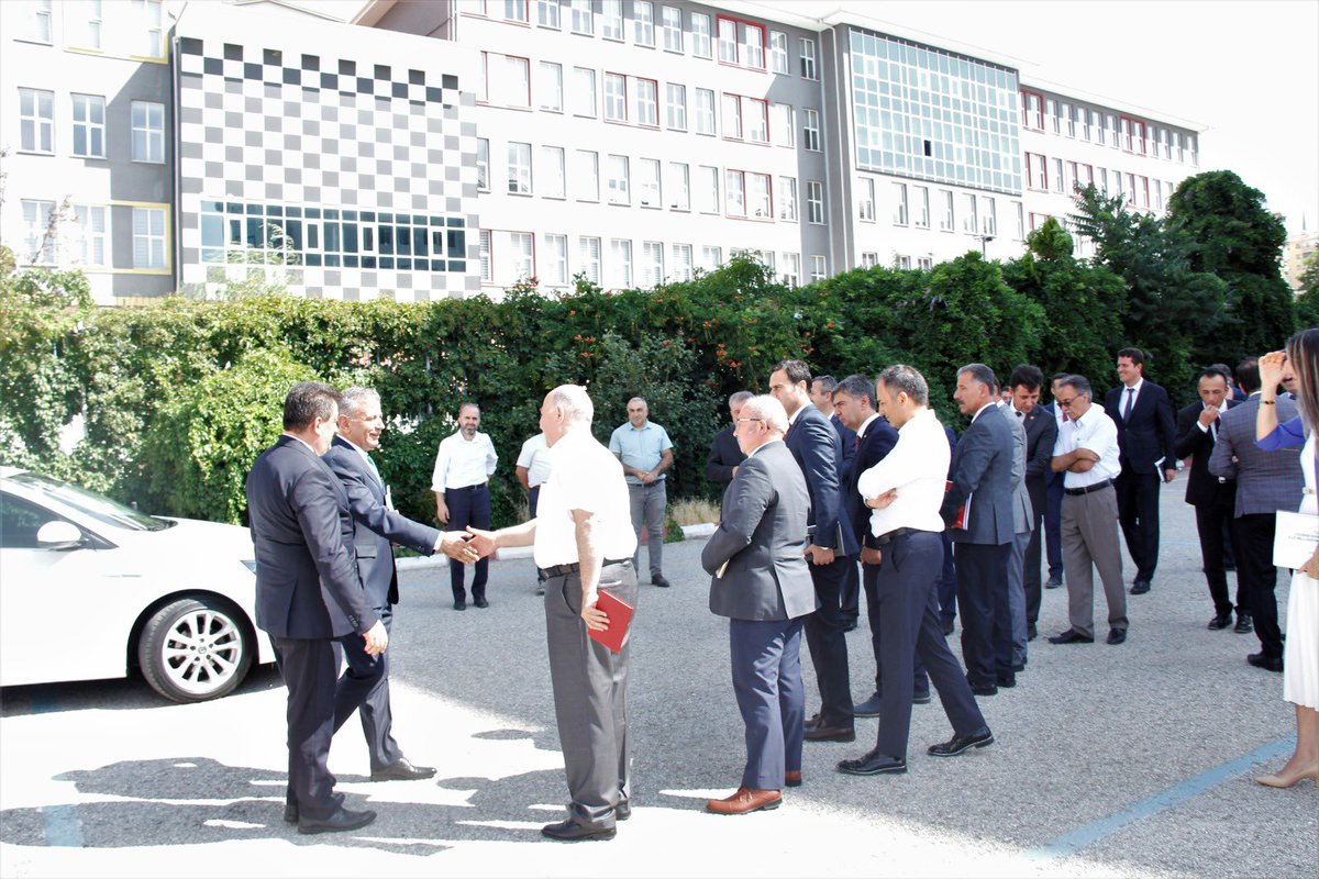 İl Millî Eğitim Müdürümüz Sn.Yaşar Koçak, İlçe Milli Eğitim Müdürleri tanışma toplantısı düzenledi. Toplantıya İlçe Millî Eğitim Müdürümüz Sn.Elif Özbek katılım sağladı.
#eğitimdeparlayanyıldızmamak 
<a href="/tcmeb/">Millî Eğitim Bakanlığı</a> 
<a href="/MemAnkara/">Ankara İl Millî Eğitim Müdürlüğü</a> 
<a href="/kocakysr/">Yaşar Koçak</a> 
<a href="/elifozbek36/">Elif Özbek🇹🇷</a>
