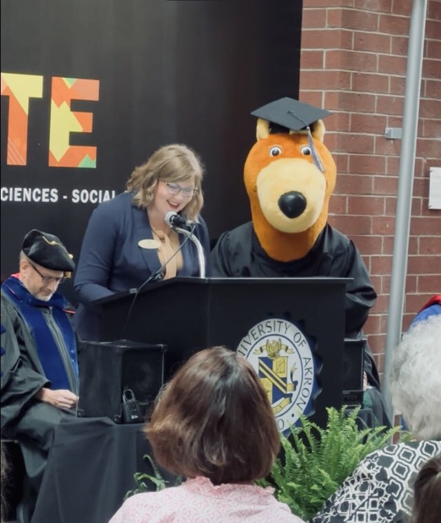 uakronalumni's tweet image. Help us welcome the newest member of The University of Akron Alumni Association, Robert Greathouse ‘23! 🥳🎉 At the age of 93, he is the oldest student to earn a degree from UA. 

A Korean War veteran, Mr. Greathouse took a handful of classes at a time, between 1958 and 1993, …