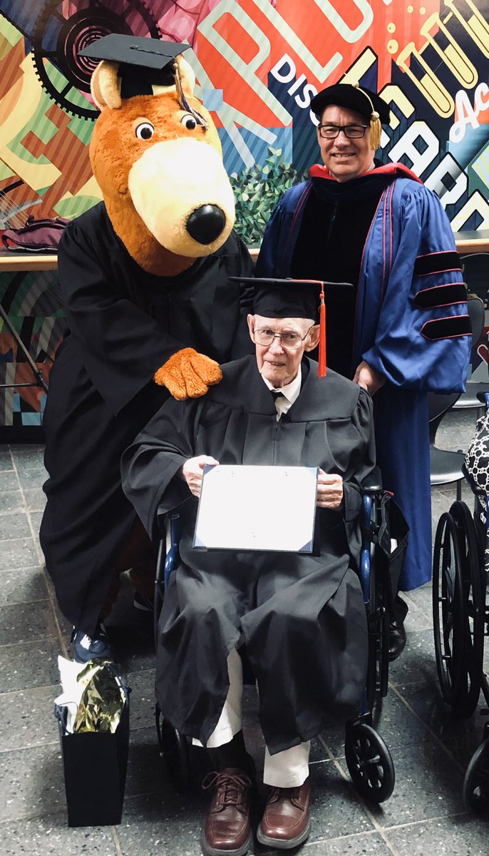 uakronalumni's tweet image. Help us welcome the newest member of The University of Akron Alumni Association, Robert Greathouse ‘23! 🥳🎉 At the age of 93, he is the oldest student to earn a degree from UA. 

A Korean War veteran, Mr. Greathouse took a handful of classes at a time, between 1958 and 1993, …