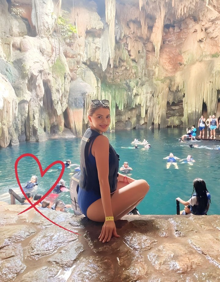 AdianezAgu11058's tweet photo. Normalmente pondría toda mi foco y atención en Madison pero yo solo veo como Pepe fotografió a las dos mujeres de su vida, su amá y su mami 😍😂
#Pepison 
#PpGamez
#MadisonAnderson https://t.co/aeI17GOhzr