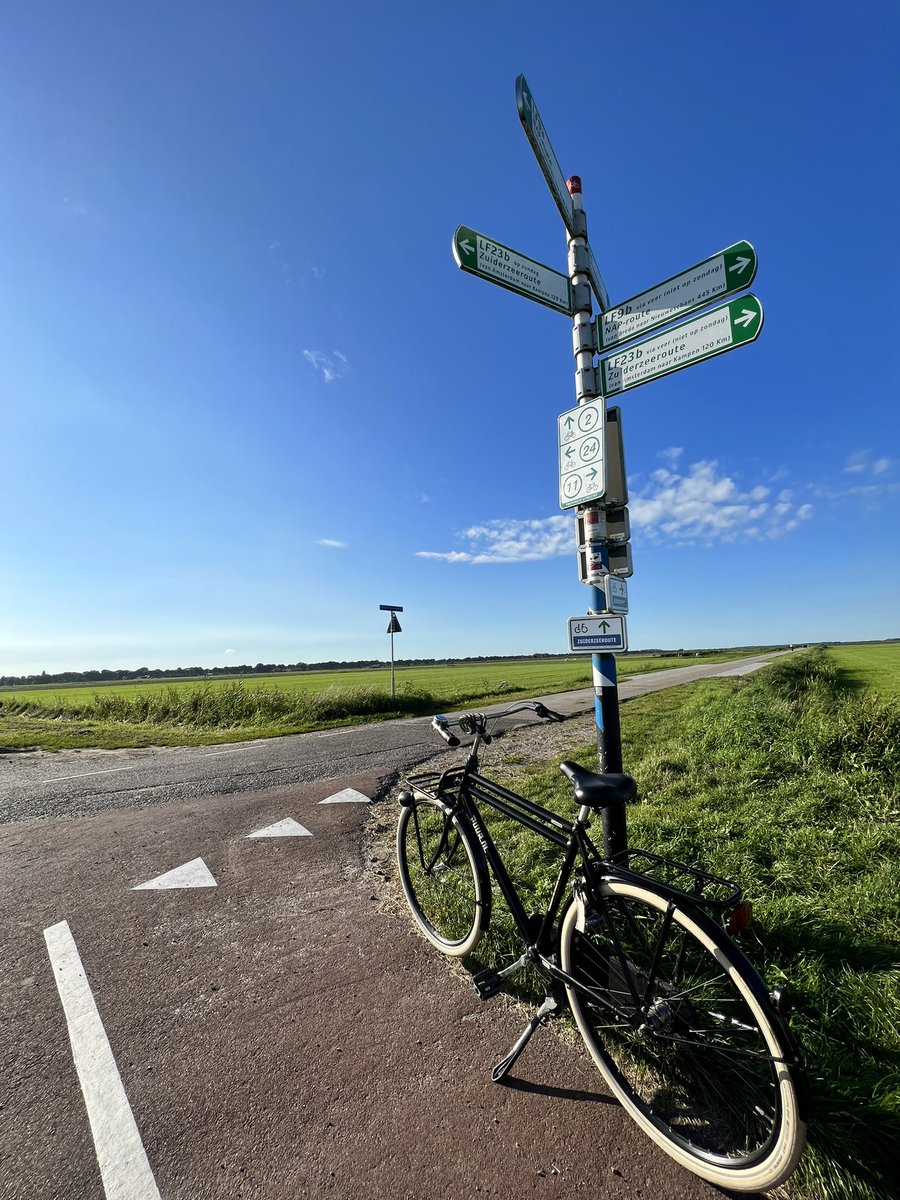 HenkBrandsma1's tweet photo. En weer terug op het ‘eigen nest’. Voor een keer wel lekker om te doen op de robuuste @Gazelle_NL #PuurNL. Maar de ‘Dutch Mountains’ had ik vanmiddag echter wel letterlijk tegen…(🌬️) #woonwerkwoon #Strava #DFMnl #VWPFS https://t.co/9zGAphvfJm