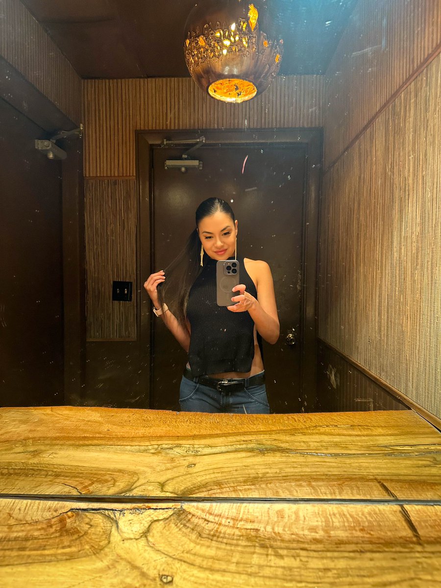 ShaunaBaker's tweet photo. More dirty mirror selfies for the win. 😎 https://t.co/AMEKLUZFi7