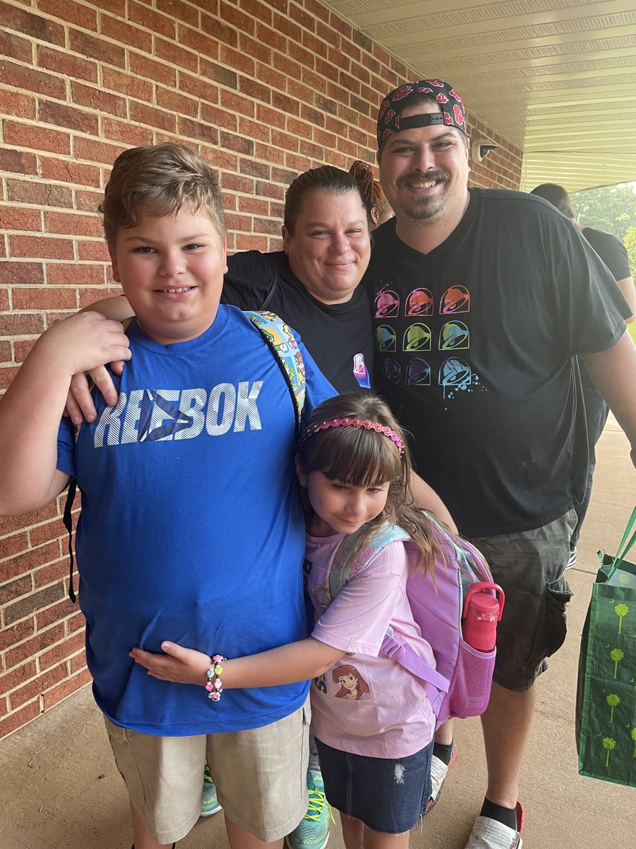 HarbisonWestEl's tweet photo. Welcome back, Heroes! #HWES #BelieveGrowSoar #IrmoStrong #D5FirstDay #OurD5Story #LetsGrow https://t.co/uVzikkExFg