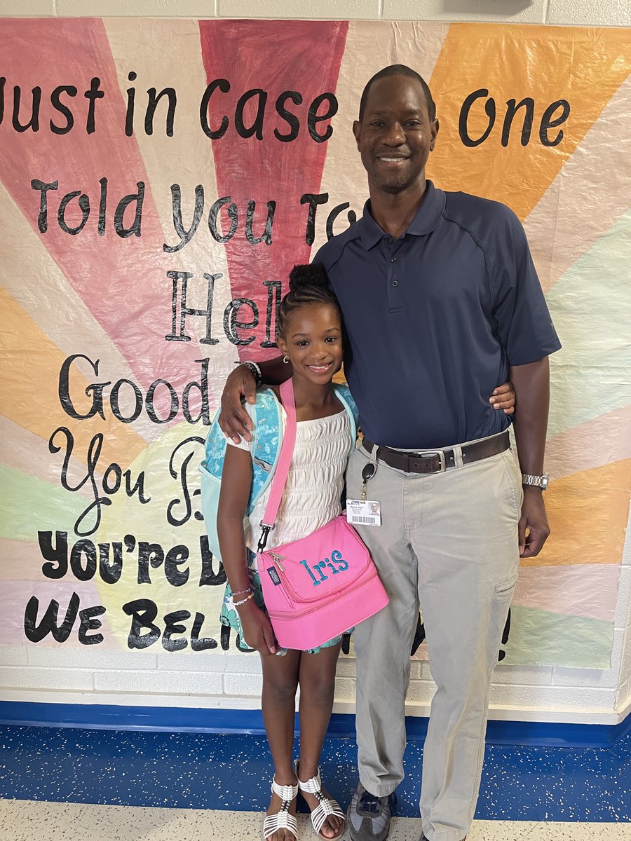 HarbisonWestEl's tweet photo. Welcome back, Heroes! #HWES #BelieveGrowSoar #IrmoStrong #D5FirstDay #OurD5Story #LetsGrow https://t.co/uVzikkExFg