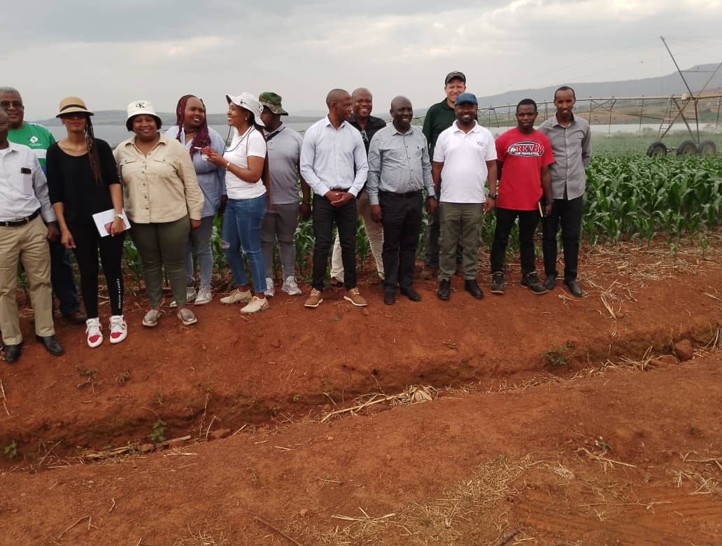 KireheDistrict's tweet photo. Uyu munsi muri @SectorNasho bakiriye abashyitsi bayobowe na V/M @NzirabatinyaMo4 baje mu rugendo shuri baturutse muri LESOTHO bari kumwe na Minisitiri w'ubuhinzi THOBO MOFOSI n'abadepite 2 baje kwiga uko kuhira bikorwa kugirango bazabikore iwabo bakurikije uko bikorwa I Nasho https://t.co/VngzIkADE8